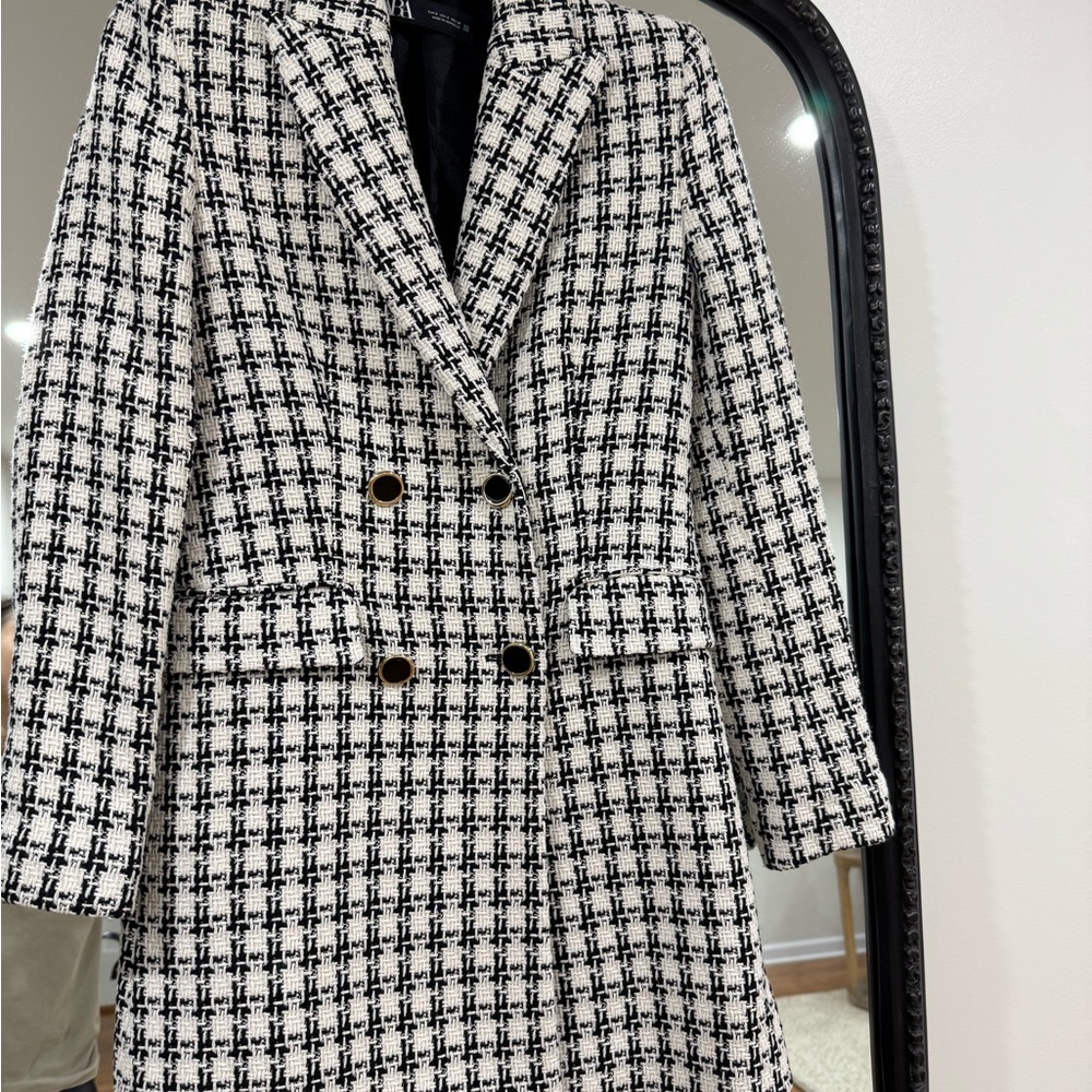 Stylish Black and White jacket!!Fitted,like new.Zara